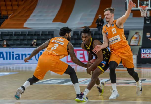 客场颓势难 客场颓势难